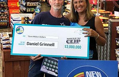 Grinnel con su premio de la Lotería de Nueva York.