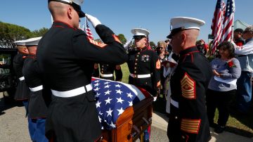 Marines Marines saludan el ataúd con los restos de su compañero de armas, Roger Gonzales. (Aurelia Ventura/La Opinion)