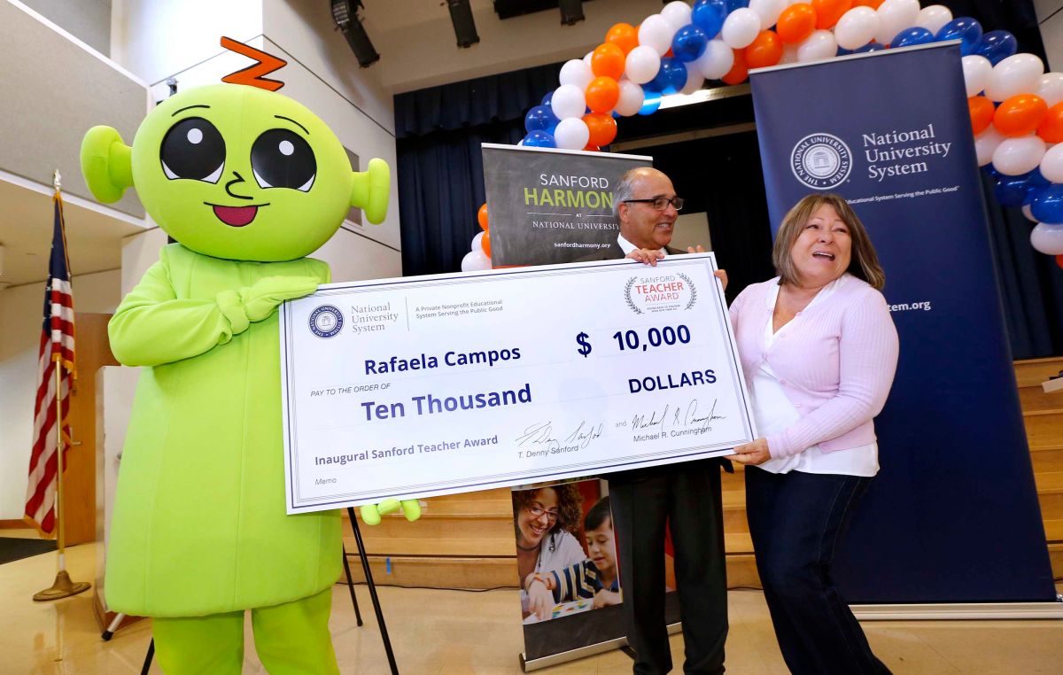 Rafaela Campos recibe un cheque por $10,000 del premio inauguaral Sanford para maestros destacados. (Aurelia Ventura/La Opinion)