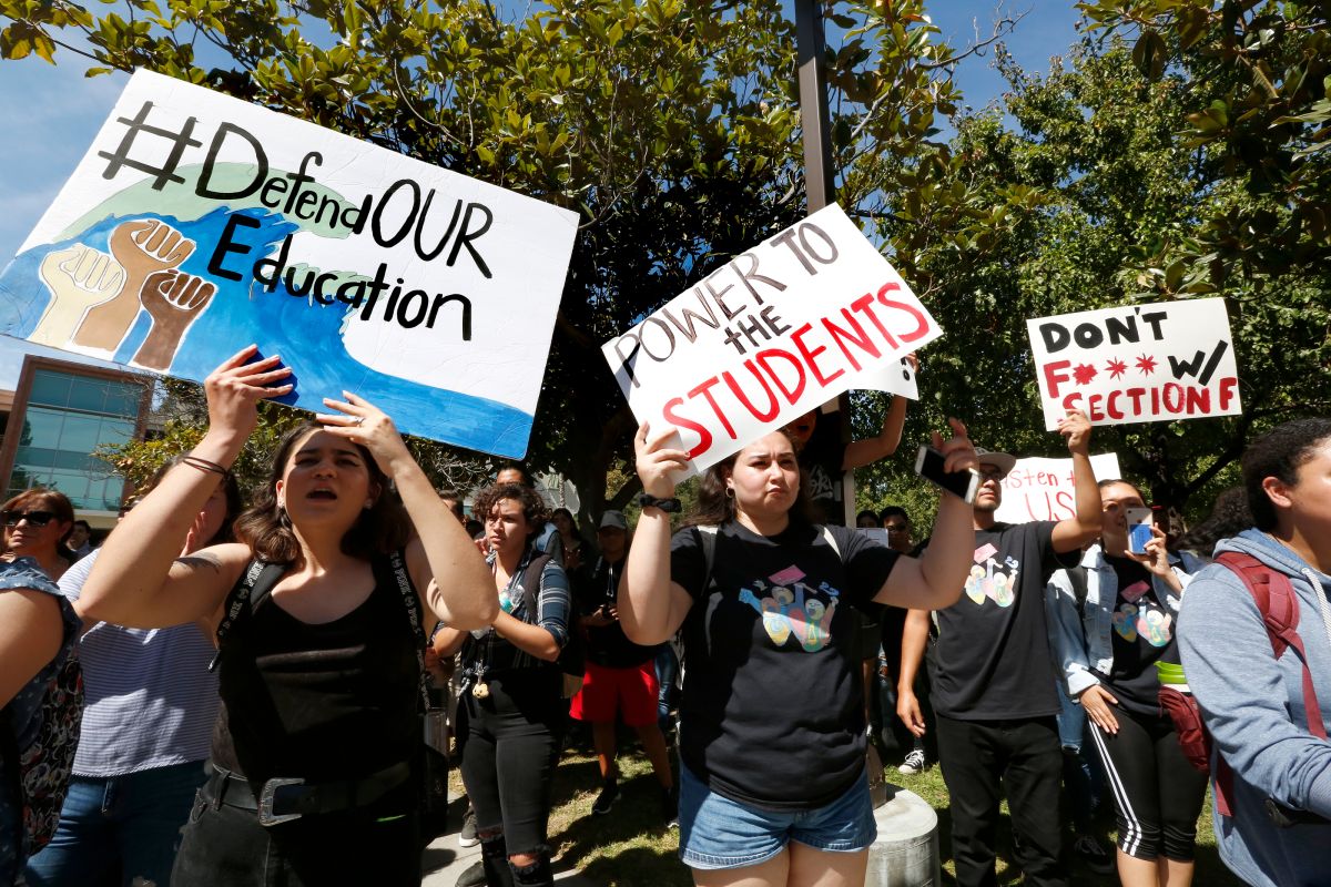 Estudiantes de CSUN protestan en contra de las órdenes ejecutivas del rector.  (Aurelia Ventura/La Opinion)