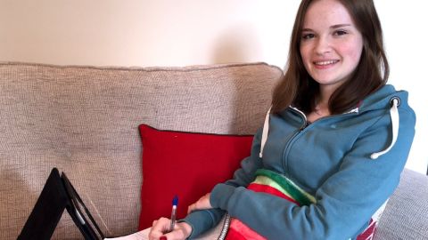 Zoe Johnson puede participar en las clases y charlar con sus amigos.
