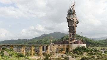 La estatua se está construyendo como tributo a un político nacionalista hindú.