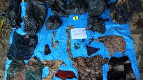 Los investigadores también encontraron 200 prendas, más de 100 carnés de identificación y otros objetos personales.