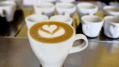 La refresquera le entra al café.