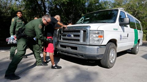 Los agentes no pueden detener a alguien basado en perfil racial, deben tener argumentos válidos