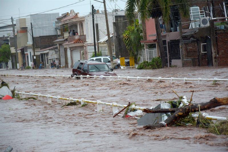 Un muerto y varias inundaciones dejan las lluvias torrenciales en Sinaloa.