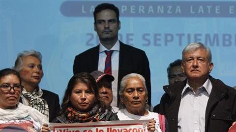 Andrés Manuel López Obrador se reunió con los padres de los desaparecidos.