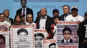 Andrés Manuel López Obrador se reunió con los padres de los desaparecidos.