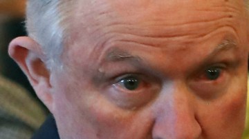 Jeff Sessions pide a jueces combatir fraude migratorio