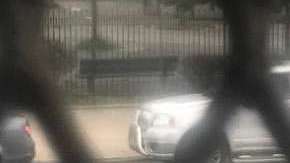 El sospechoso conducía una Lincoln Mark LT blanca.