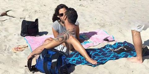 Google Maps fotografía a una pareja en una extraña postura /