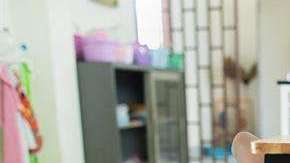 Las hermanas siamesas Pan y Pin Romphoyen juegan en una de las clases del colegio Wat Wang Phai.