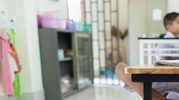 Las hermanas siamesas Pan y Pin Romphoyen juegan en una de las clases del colegio Wat Wang Phai.