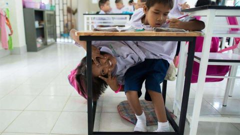 Las hermanas siamesas Pan y Pin Romphoyen juegan en una de las clases del colegio Wat Wang Phai.