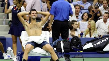 Novak Djokovic tuvo que cambiarse de remera en varias ocasiones