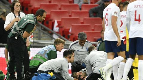 El jugador Luke Shaw sufrió un fuerte golpe en la cabeza y fue retirado con un collarín