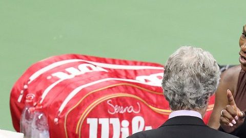 Serena Williams discute con el referee en jefe del US Open Brian Earley. (Foto: EFE/EPA/BRIAN HIRSCHFELD)