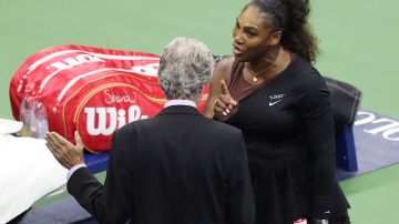 Serena Williams discute con el referee en jefe del US Open Brian Earley. (Foto: EFE/EPA/BRIAN HIRSCHFELD)