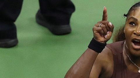 Serena Williams discutía con el juez de silla Carlos Ramos en la final del US Open. (Foto: EFE/EPA/BRIAN HIRSCHFELD)