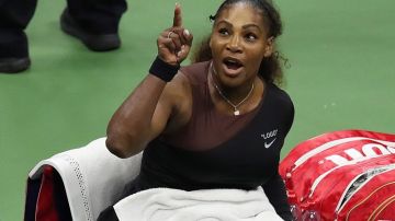 Serena Williams discutía con el juez de silla Carlos Ramos en la final del US Open. (Foto: EFE/EPA/BRIAN HIRSCHFELD)