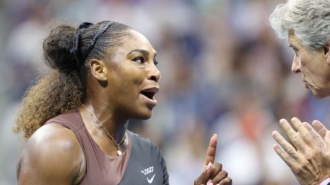 Serena Williams puso de cabeza al mundo del tenis en la final del US Open contra Naomi Osaka. (Foto: EFE/EPA/DANIEL MURPHY)