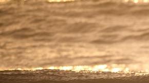Un hombre surfea las olas en el Océano Atlántico en la playa Wrightsville en Carolina del Norte, estado que espera el azote de Florence.