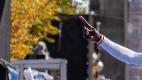 Eliud Kipchoge cruza la meta del Maratón de Berlín este domingo. (Foto: EFE/EPA/HAYOUNG JEON)