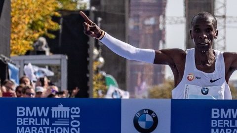 Eliud Kipchoge cruza la meta del Maratón de Berlín este domingo. (Foto: EFE/EPA/HAYOUNG JEON)
