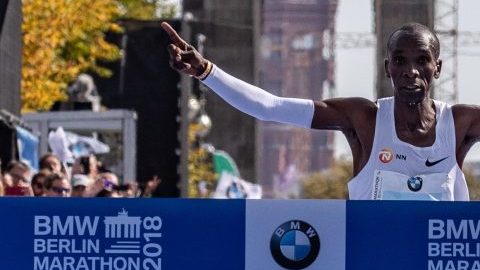 Eliud Kipchoge cruza la meta del Maratón de Berlín este domingo. (Foto: EFE/EPA/HAYOUNG JEON)