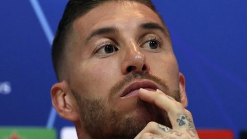 Sergio Ramos le dio con todo a Antoine Griezmann. (Foto: EFE/Ballesteros)