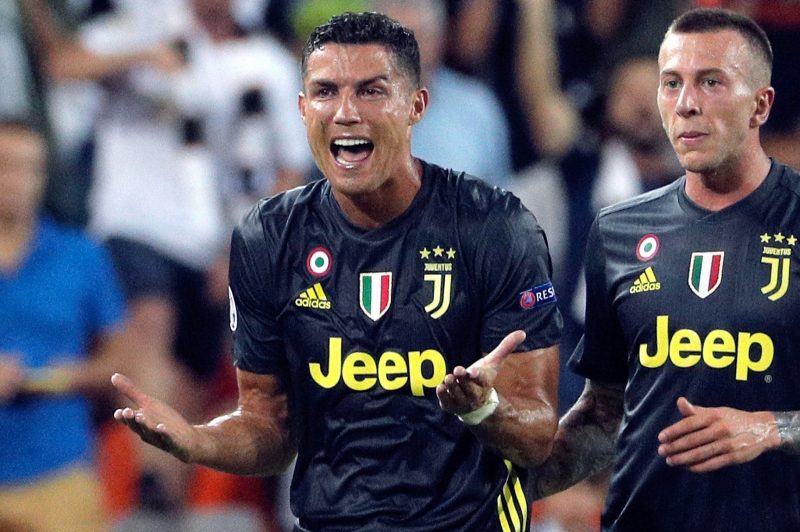 La Juventus se quedó temprano sin Cristiano Ronaldo por una roja directa. (Foto: EFE/ Juan Carlos Cárdenas)