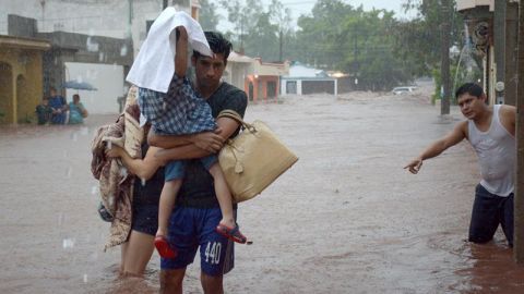 Habitantes del municipio de Culiacán se resguardan de la inundación en su ciudad. (Foto: EFE/Juan Carlos Cruz)