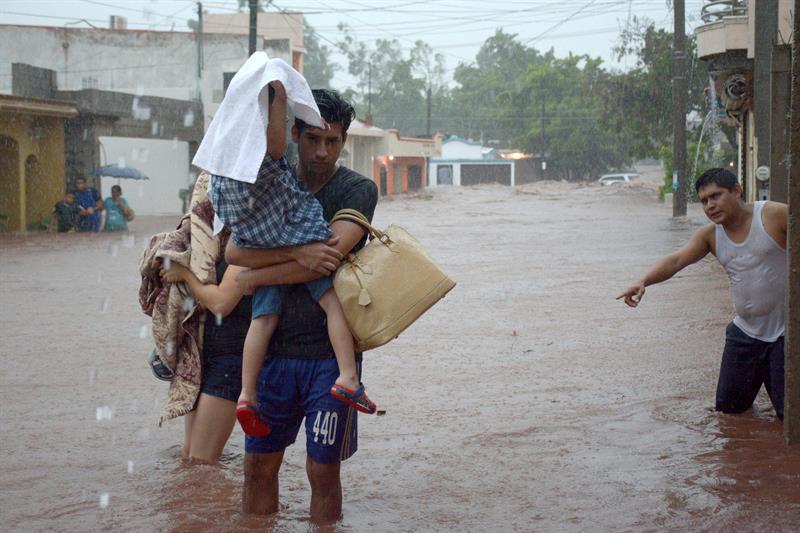 Habitantes del municipio de Culiacán se resguardan de la inundación en su ciudad. (Foto: EFE/Juan Carlos Cruz)