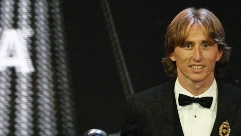 El croata Luka Modric, posa con su premio 'The Best' de la FIFA a mejor jugador. (Foto: EFE/Neil Hall)