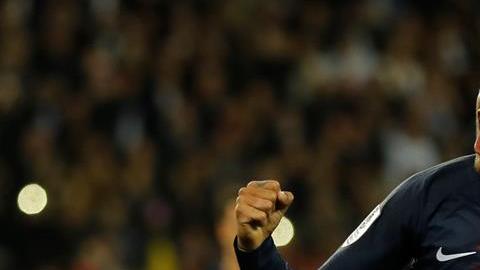 El brasileño Neymar Jr. resaltó sobre y bajo la pasarela de la Semana de la Moda de París.. (Foto: EFE/ETIENNE LAURENT)
