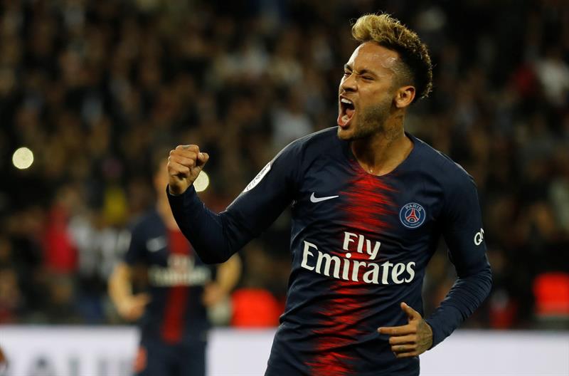 El brasileño Neymar Jr. resaltó sobre y bajo la pasarela de la Semana de la Moda de París.. (Foto: EFE/ETIENNE LAURENT)