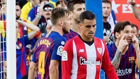 El delantero argentino del Barcelona, Lionel Messi protesta al árbitro una vez más. (Foto: EFE/Marta Pérez)