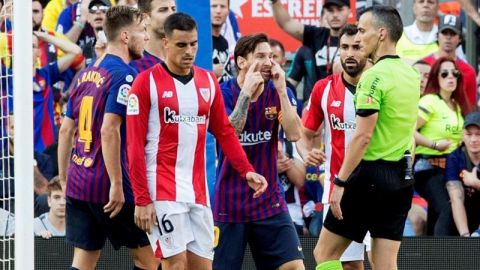 El delantero argentino del Barcelona, Lionel Messi protesta al árbitro una vez más. (Foto: EFE/Marta Pérez)