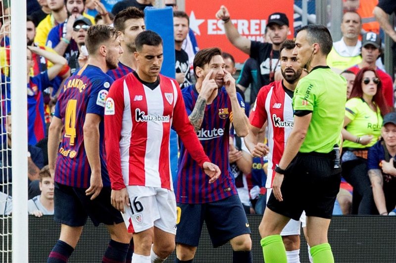 El delantero argentino del Barcelona, Lionel Messi protesta al árbitro una vez más. (Foto: EFE/Marta Pérez)