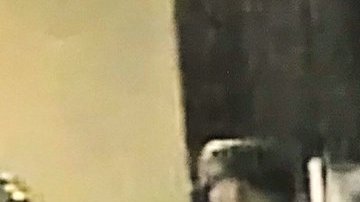 Imágenes distribuidas por el LAPD del sospechoso de atacar  tres personas con un bate en el centro de Los Ángeles. (LAPD)