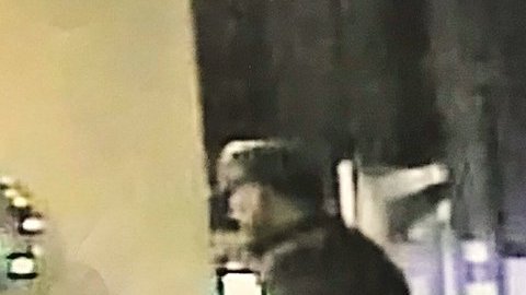 Imágenes distribuidas por el LAPD del sospechoso de atacar  tres personas con un bate en el centro de Los Ángeles. (LAPD)