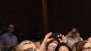 Zina Bash atrás de Kavanaugh. Getty Images