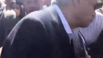 López Obrador besa a reportera.