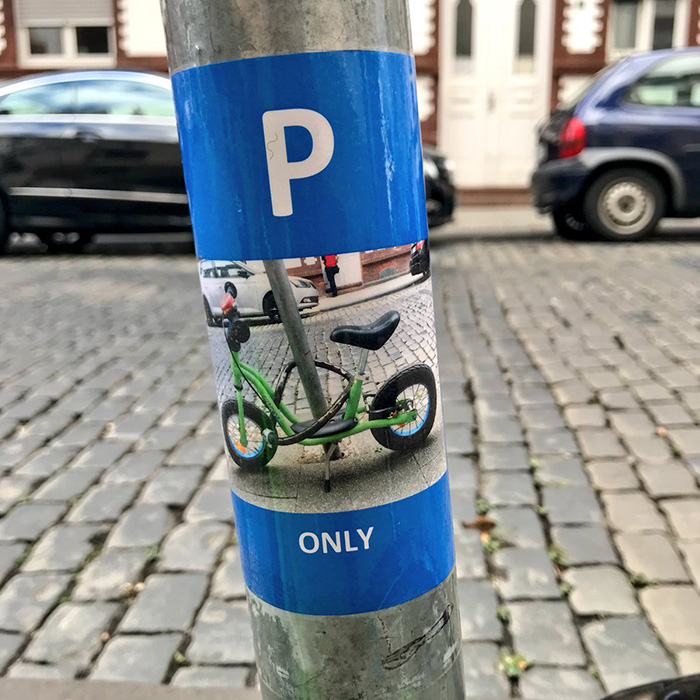 El parking que un extraño reservó para la bicicleta de un niño.