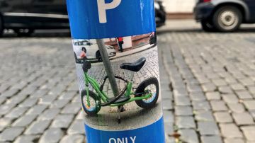 El parking que un extraño reservó para la bicicleta de un niño.