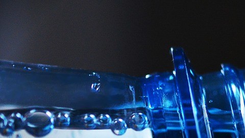 El agua no crea calor por sí misma