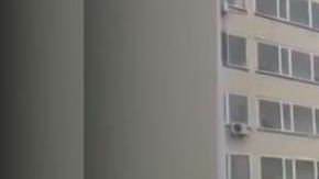 Niño cae de la ventana