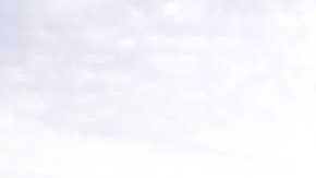 Bob Williams de Long Grove, Iowa, sentado en el banco dedicada a su difunta esposa.