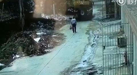 Camión atropella a invidente