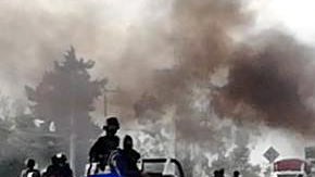 Bloquean con autos incendiados carretera en Guanajuato.